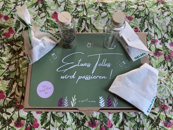 "Herbal Office Kit" für jede:n Teilnehmenden am Kräuterseminar