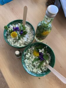 Frisch gesammelter Kräuter-Action Snack ;)